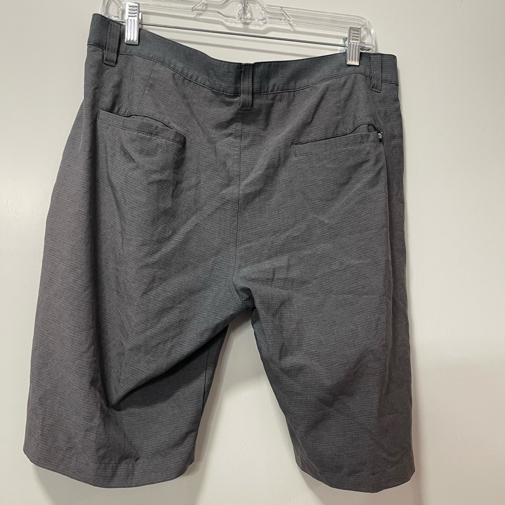 Travis Mathew Men's Golf Shorts 10 inch inseam Size 34 Gray Charcoal - Picture 2 of 3